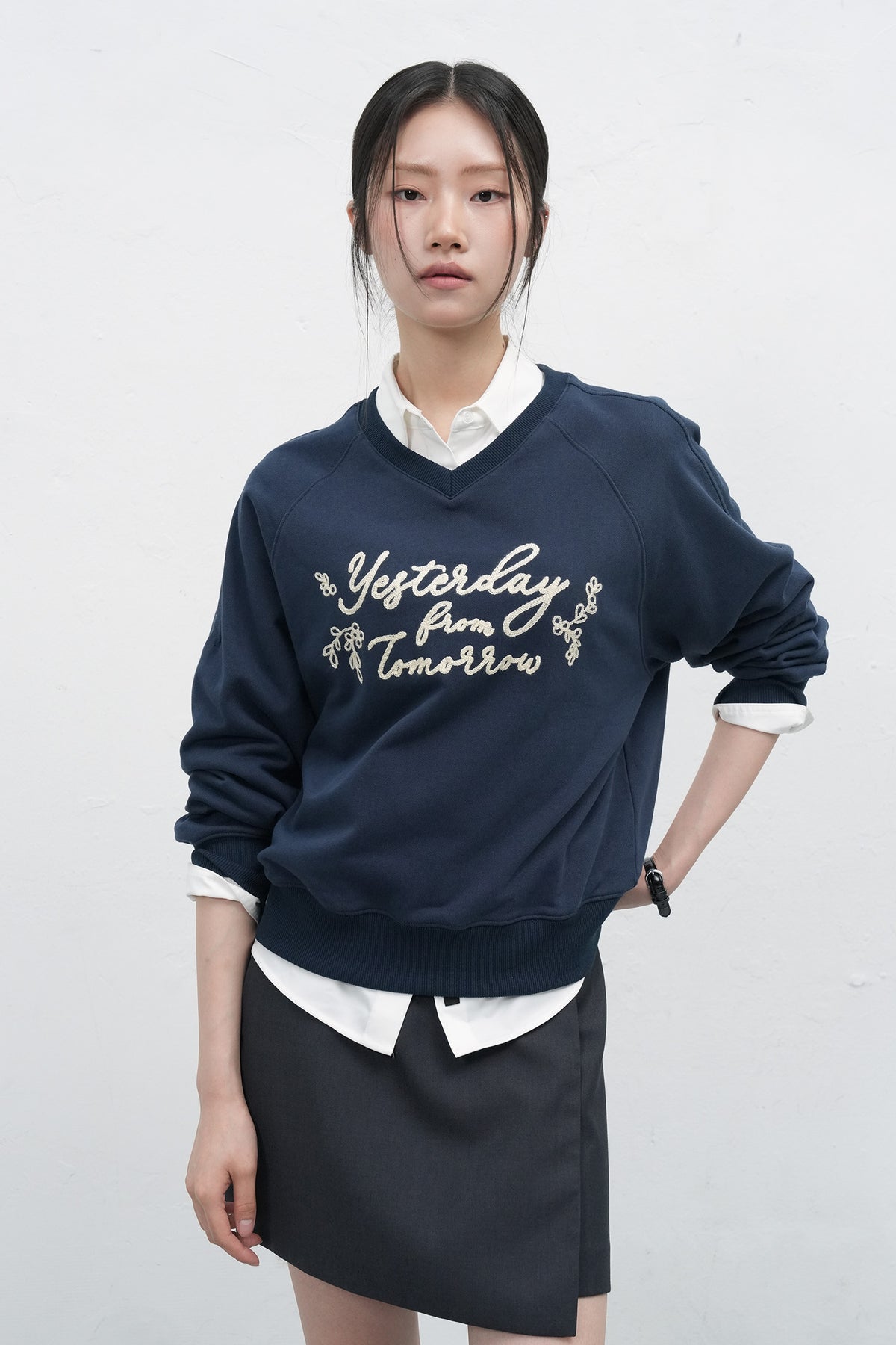 General Idea Lettering V-Neck Sweatshirt Navy