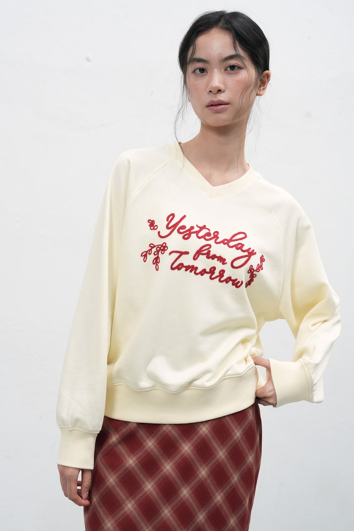 General Idea Lettering V-Neck Sweatshirt Cream